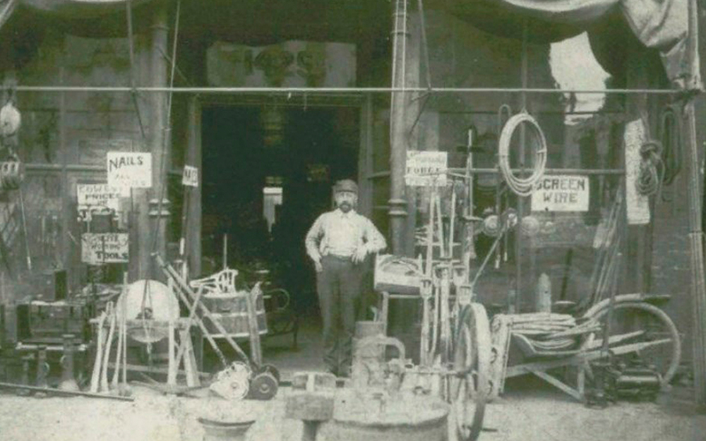 Основатель бренда Генри Гольдблатт стоит возле своего хозяйственного магазина, 1901 год